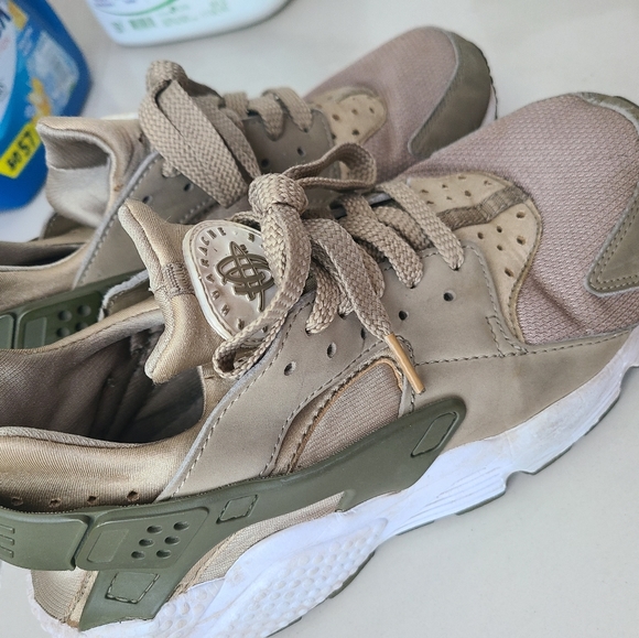 Nike womens huraches size 8.5 - Picture 1 of 2